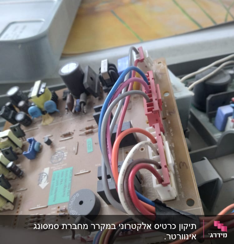 לוח מעגלים עם חוטים צבעוניים ומחברים